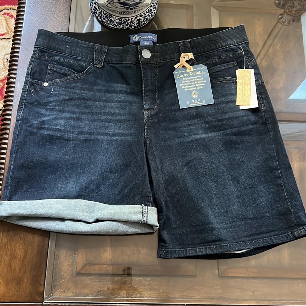 Democracy Plus Size "Ab"solution® Cuffed Mid Shorts. - Picture 8 of 12
